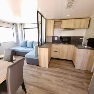 Intérieur avec coin cuisine et salon du Mobilhome Kedidrouz du Léon Kerlann Pont Aven