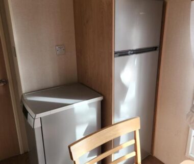 Intérieur avec réfrigérateur et chaise dans le mobilhome Kedidrouz du Léon Kerlann