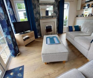 Salon avec canapés télévision et climatisation dans le mobilhome Kedidrouz du Léon Kerlann Pont Aven