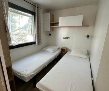 Chambre avec deux lits simples dans le Mobilhome L'Instant Chill au Cap Ferret