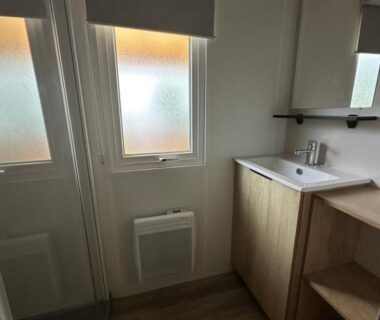 Salle d'eau avec lavabo et fenêtre dans le mobilhome L’Instant Chill