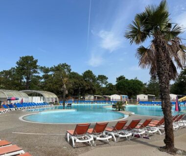 Piscine extérieure avec chaises longues au Mobilhome L'Instant Chill