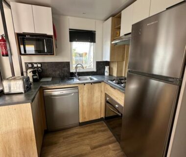 Cuisine équipée dans le mobilhome L’Instant Chill au Cap Ferret