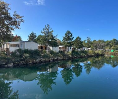 Bord d'étang avec mobilhomes et reflets au Mobilhome L'Instant Chill