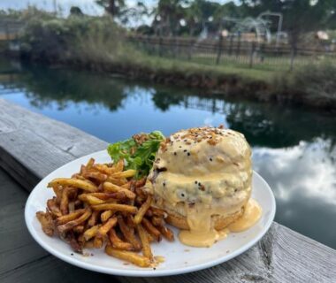Terrasse au bord de l'eau avec burger et frites dans le Mobilhome L'Instant Chill au Cap Ferret