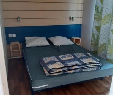 Chambre avec lit double et parquet dans le mobilhome L'Oasis Camping le Clos Cottet