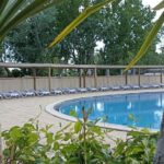 Piscine extérieure avec transats au Mobilhome L'Oasis Camping le Clos Cottet