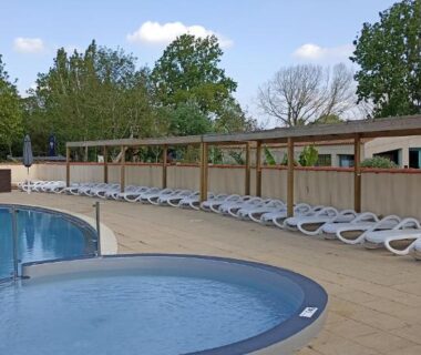 Bord de piscine avec transats au Mobilhome L’Oasis Camping le Clos Cottet
