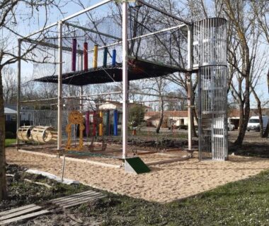 Aire de jeux surélevée au camping Mobilhome L'Oasis Camping le Clos Cottet