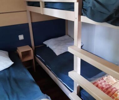 Intérieur avec lits superposés et lit simple du Mobilhome L'Oasis Camping le Clos Cottet