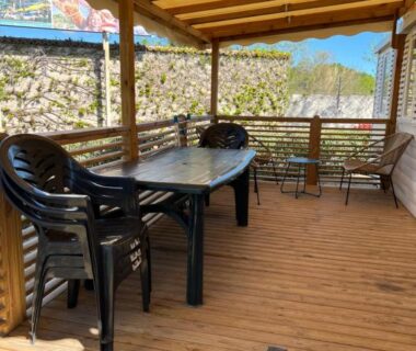 Terrasse couverte avec table et chaises du Mobilhome La Carabasse Vias Plage