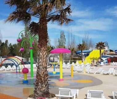 Espace aquatique avec toboggans et transats au Mobilhome La Carabasse Vias Plage