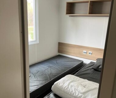 Chambre avec deux lits simples dans le mobilhome La Carabasse Vias Plage