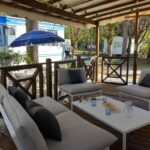Terrasse couverte avec salon extérieur du Mobilhome Les volets bleus