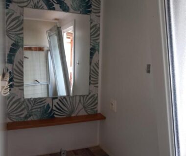 Lavabo et miroir dans la salle de bain du Mobilhome Les volets bleus