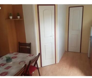 Intérieur coin repas et kitchenette du Mobilhome M 4 à 6 personnes