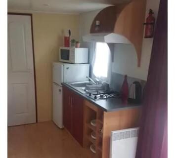 Intérieur avec kitchenette et coin repas du Mobilhome M 4 à 6 personnes