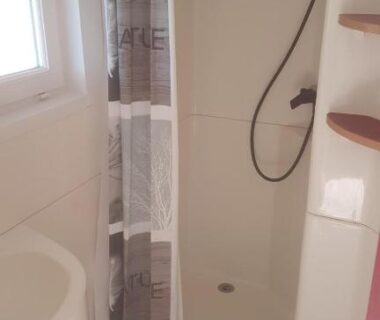 Salle de bain avec douche et lavabo dans le Mobilhome M 4 à 6 personnes