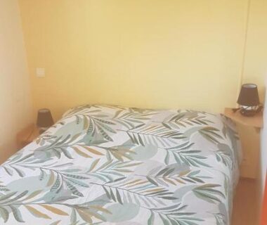 Chambre avec lit double et rangements dans le Mobilhome M 4 à 6 personnes