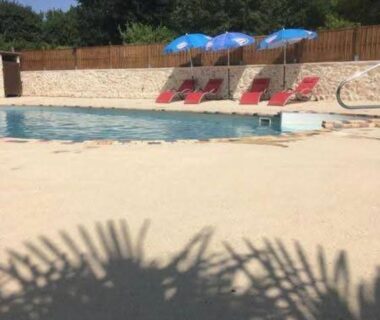 Bord de piscine avec parasols et transats au Mobilhome M 4 à 6 personnes
