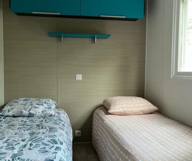 Chambre avec deux lits simples dans le mobilhome Mag Ced les Dunes de contis Piscines et Plage