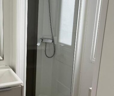 Salle d'eau avec douche cabine dans le Mobilhome Mag Ced les Dunes de contis Piscines et Plage