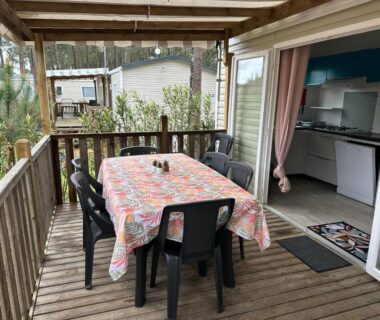 Terrasse couverte avec table et chaises du Mobilhome Mag Ced les Dunes de contis Piscines et Plage