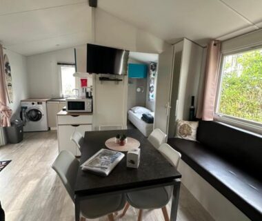 Intérieur avec coin repas et cuisine du Mobilhome Mag Ced les Dunes de contis Piscines et Plage
