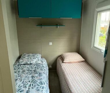 Chambre avec deux lits simples dans le mobilhome Mag Ced les Dunes de Contis Piscines et Plage
