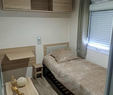 Chambre avec deux lits jumeaux dans le Mobilhome Montourey 4 étoiles 3 chambres 2 salles de bain