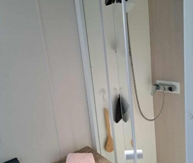 Douche et meuble de salle de bain dans la chambre parentale du Mobilhome Montourey 4 étoiles