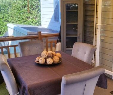 Terrasse couverte avec table et quatre chaises et centre de table du Mobilhome Montourey 4 étoiles