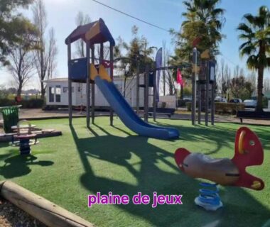 Aire de jeux avec toboggan et jeux pour enfants du Mobilhome Montourey 4 étoiles 3 chambres 2 salles de bain