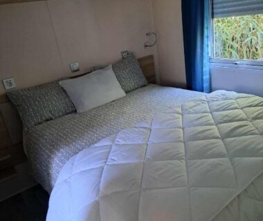 Chambre parentale avec lit double dans le mobilhome Montourey 4 étoiles