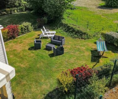 Espace extérieur avec salon de jardin du Mobilhome Normandie