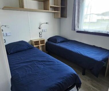 Chambre avec deux lits simples dans le Mobilhome Normandie