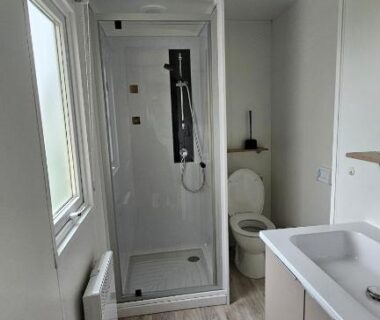 Salle de bain avec cabine de douche et WC dans le Mobilhome Normandie