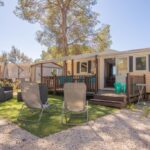 Terrasses et transats devant les mobilhomes au Mobilhome Oasis village Puget