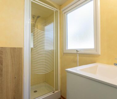 Salle de bain avec douche et lavabo du Mobilhome Oasis village Puget