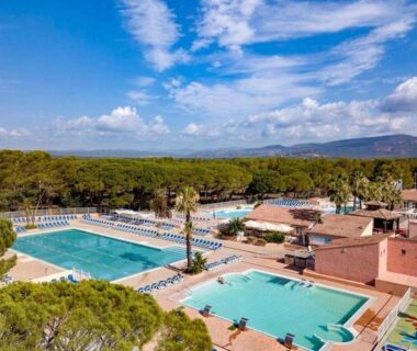 Piscines du camping entourées de pins au Mobilhome Oasis village Puget