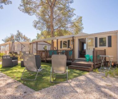 Terrasses et transats devant les mobilhomes au Mobilhome Oasis village Puget