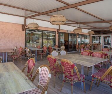 Terrasse couverte avec tables et chaises du Mobilhome Oasis village Puget