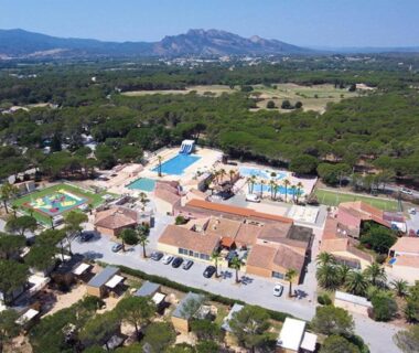 Vue aérienne du camping avec piscine et toboggans du Mobilhome Oasis village Puget