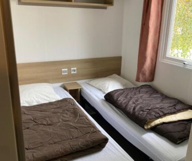Chambre avec deux lits simples dans le mobilhome Panoramique tt confort du camping Siblu Nevez Pont Aven