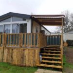 Terrasse en bois avec escaliers au mobilhome Panoramique tt confort camping siblu 4 etoiles Nevez Pont Aven