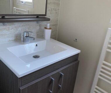 Salle de bain avec lavabo miroir et meuble du Mobilhome Panoramique tt confort camping siblu 4 etoiles Nevez Pont Aven