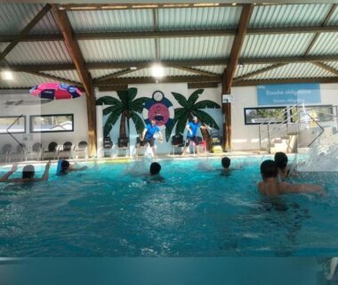 Piscine couverte avec jeux d'eau et palmiers au Mobilhome Panoramique tt confort camping Siblu Nevez Pont Aven
