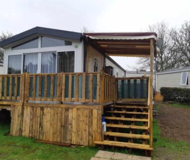 Terrasse en bois avec escaliers au mobilhome Panoramique tt confort camping siblu 4 etoiles Nevez Pont Aven