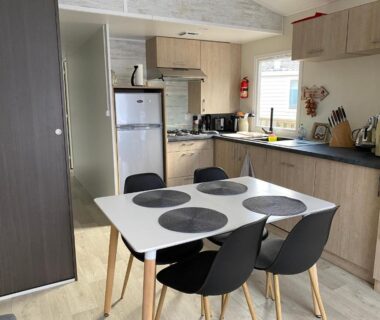 Intérieur avec coin repas et kitchenette dans le Mobilhome Panoramique tt confort camping siblu 4 etoiles Nevez Pont Aven