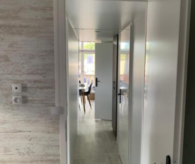 Couloir intérieur avec coin repas visible dans le Mobilhome Panoramique tt confort camping Siblu Nevez Pont Aven